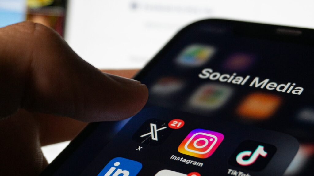 Người dùng lướt mạng xã hội trên điện thoại – cá nhân hóa marketing