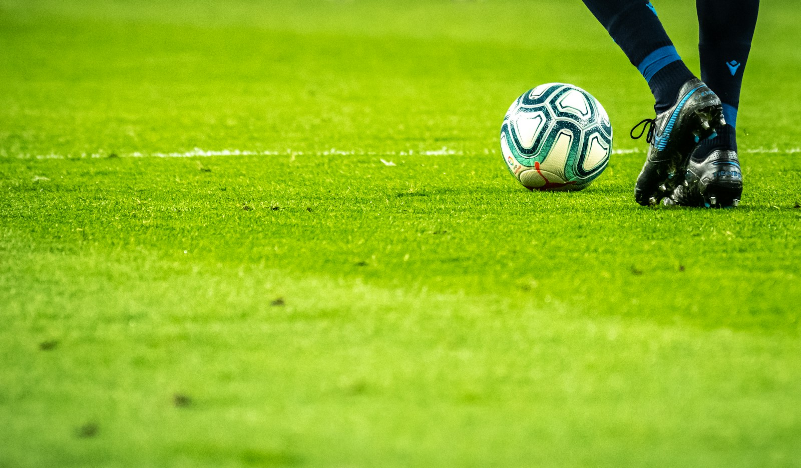 Cầu thủ đi bóng tại giải Scoreline Sport Event