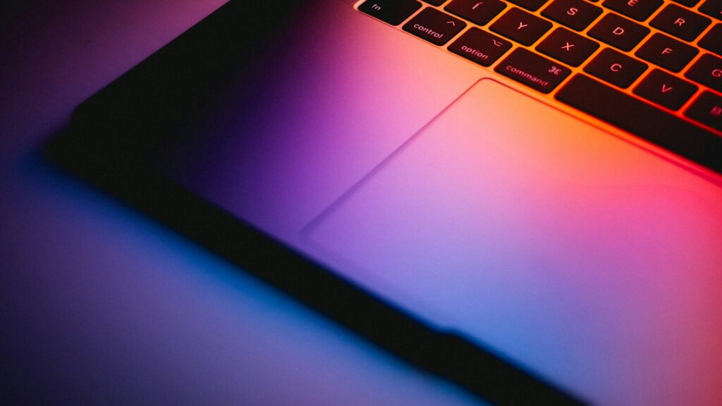 Laptop mở trang web – thiết kế landing page chuyển đổi cao