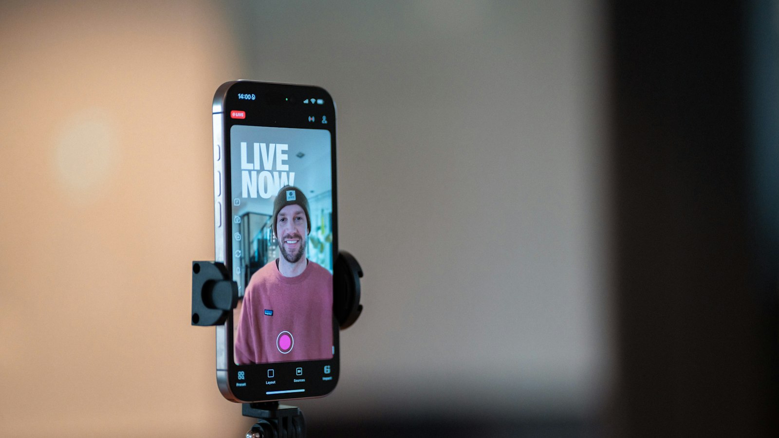 Màn hình điện thoại đang phát livestream bán hàng