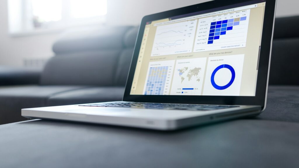 Laptop hiển thị dữ liệu – marketing mix modeling
