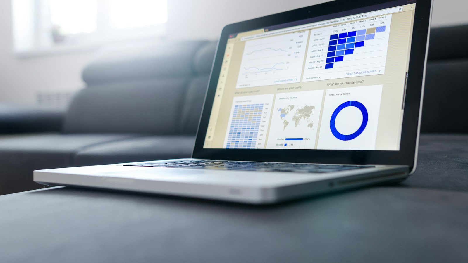 Laptop hiển thị dữ liệu – marketing mix modeling