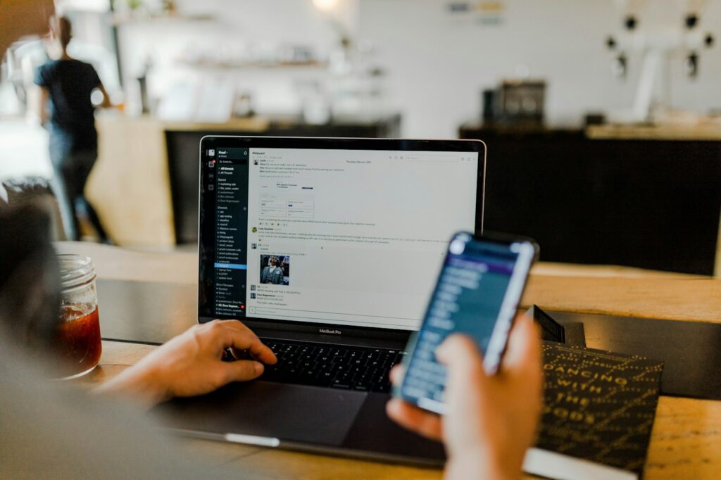 Quản lý quảng cáo Facebook Instagram trên điện thoại và laptop