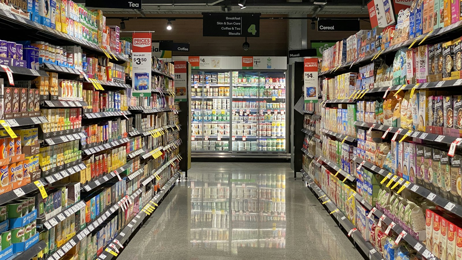 Quầy kệ siêu thị – retail media và quảng cáo tại điểm bán