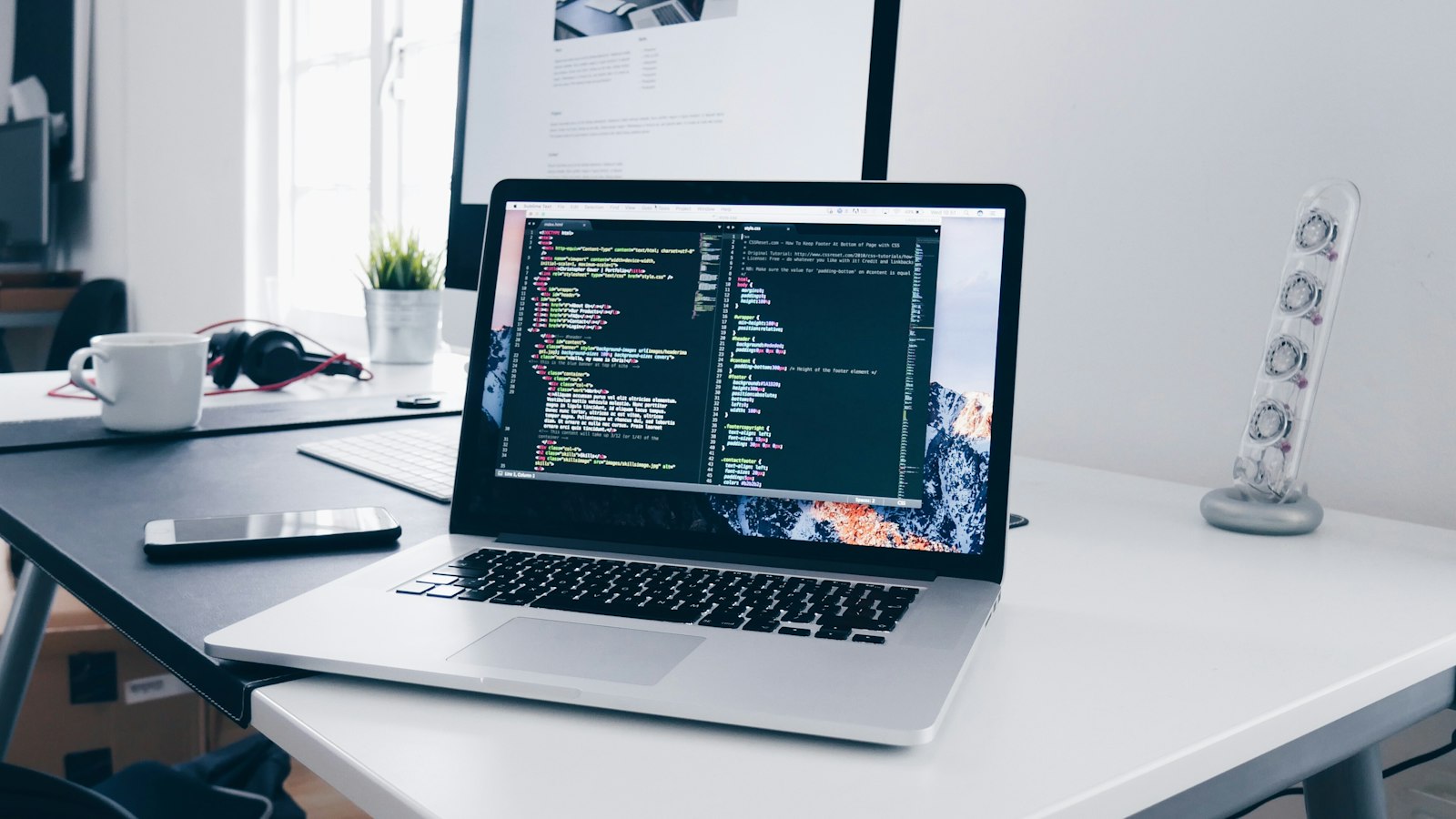 Laptop hiển thị mã nguồn – tối ưu tốc độ website