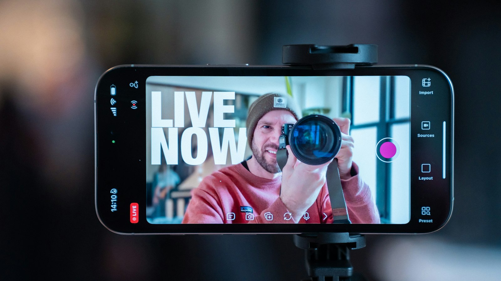Người sáng tạo quay video ngắn bằng điện thoại trên tripod