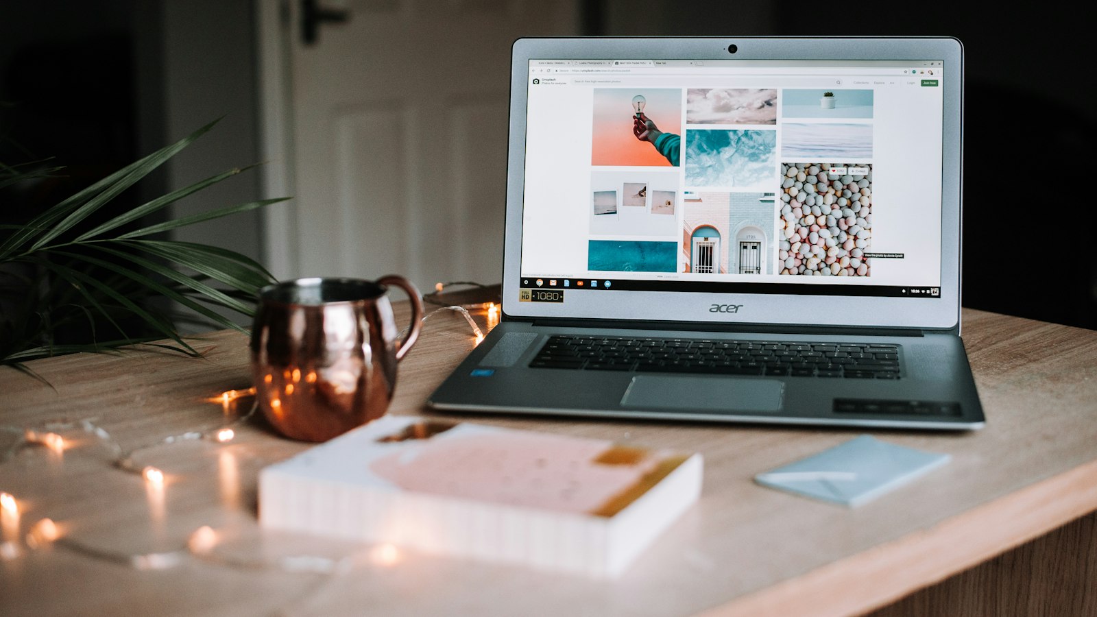 Laptop trên bàn làm việc – kiểm tra SEO kỹ thuật website